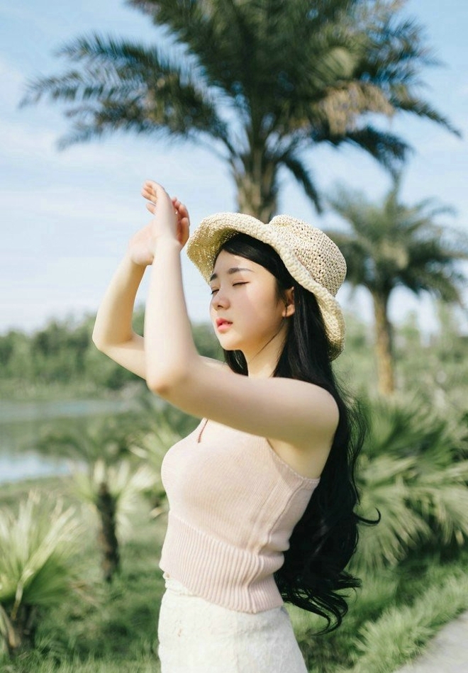 草帽美女黑长直发清新可人写真