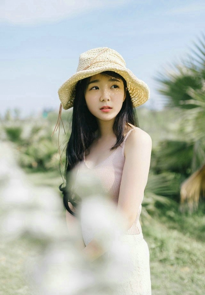 草帽美女黑长直发清新可人写真