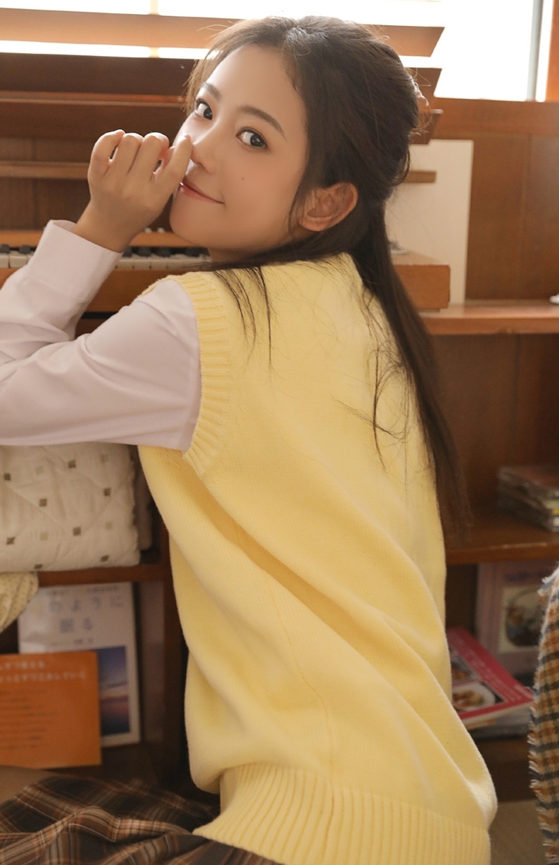 长发美女校花学生制服短裙私拍