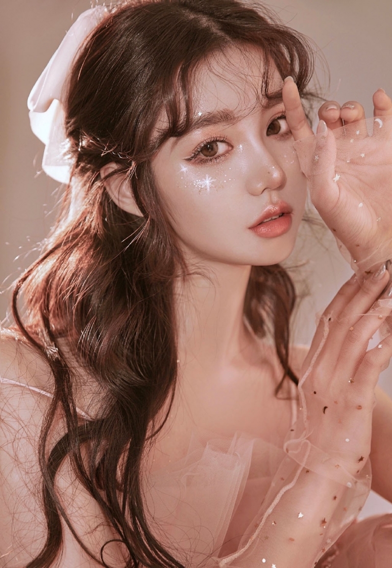 粉嫩小妹吊带纱裙香肩锁骨套图