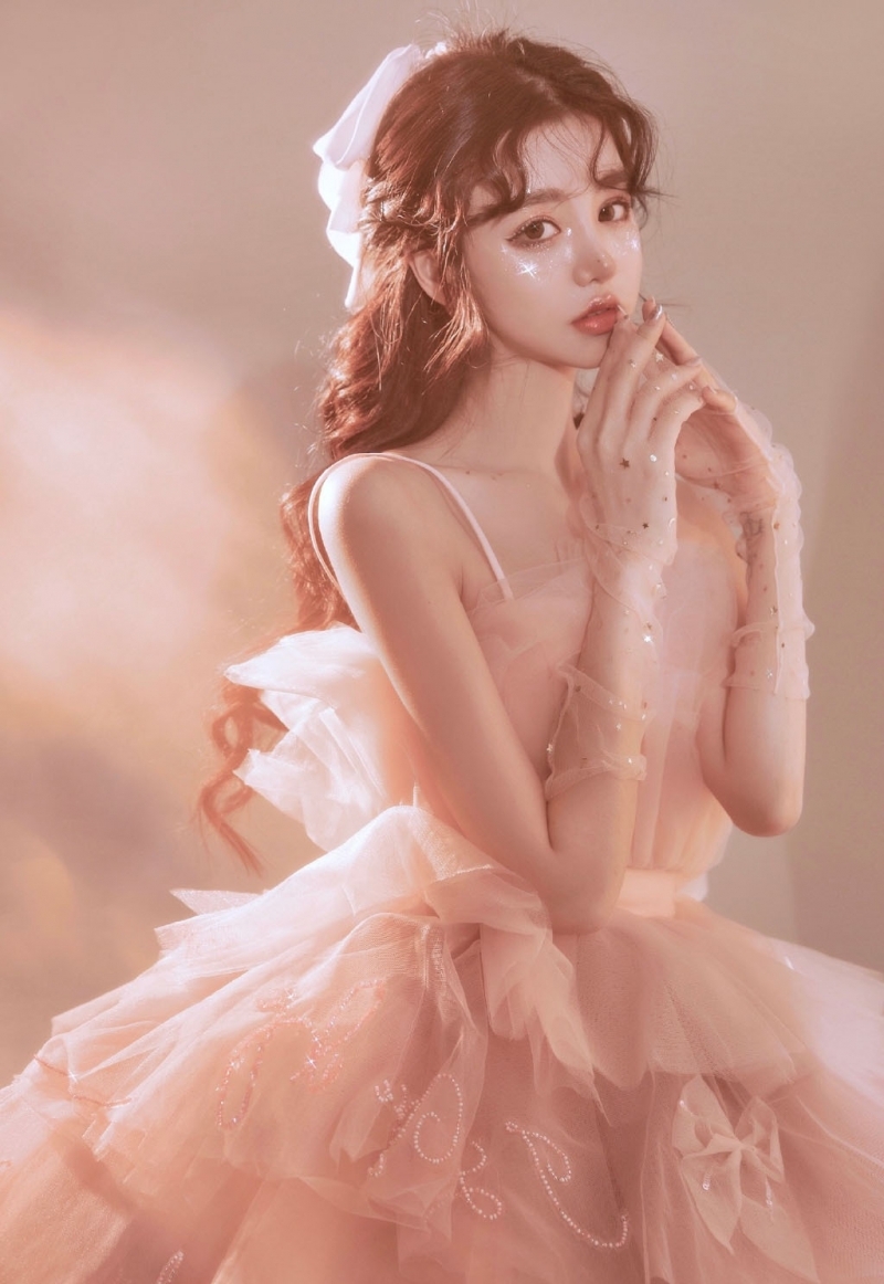 粉嫩小妹吊带纱裙香肩锁骨套图