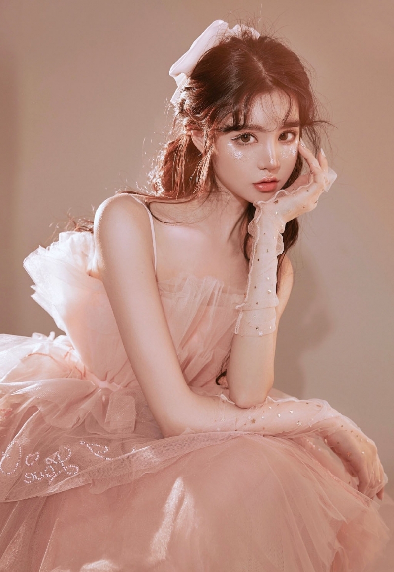 粉嫩小妹吊带纱裙香肩锁骨套图