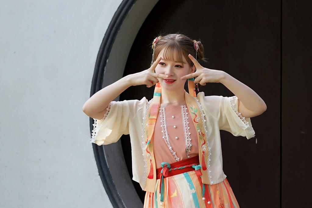 汉服美女手舞足蹈俏皮可爱图片