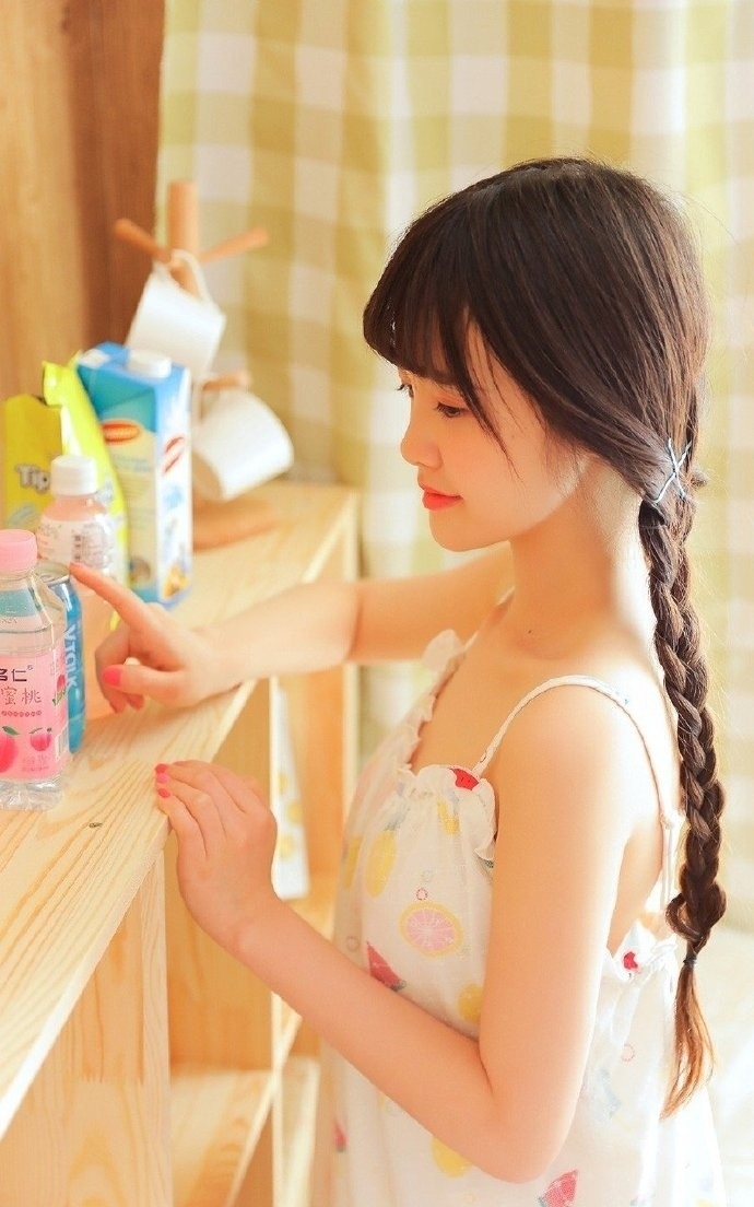 麻花辫美少女吊带短裙精选图片