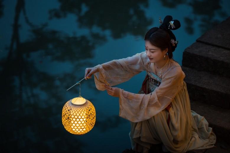 古装美女华灯初上唯美古风摄影