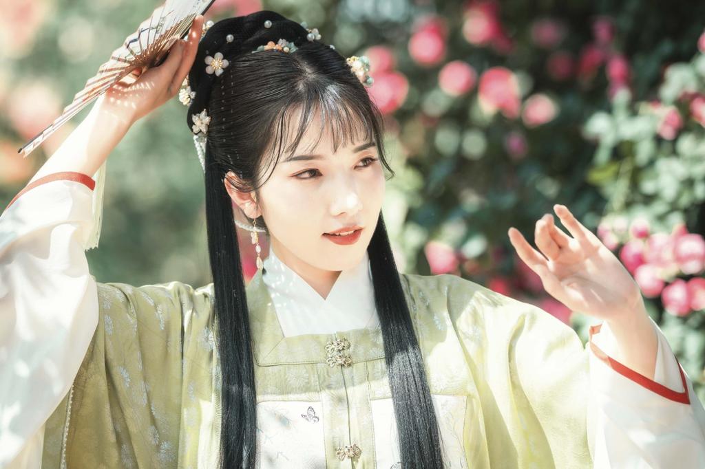 撑着油纸伞的汉服美女户外写真