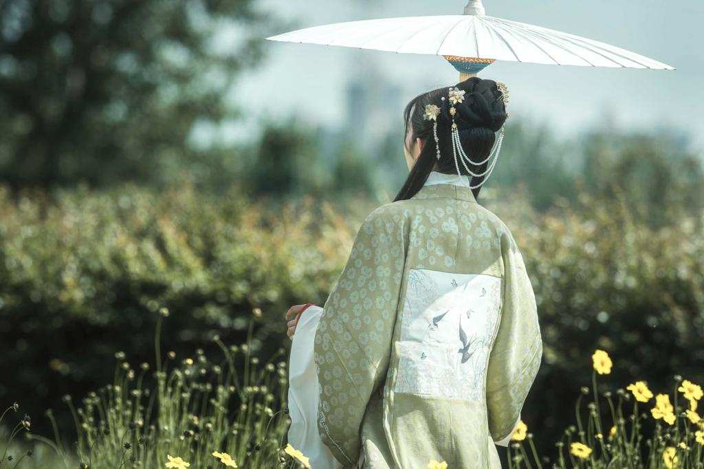 撑着油纸伞的汉服美女户外写真