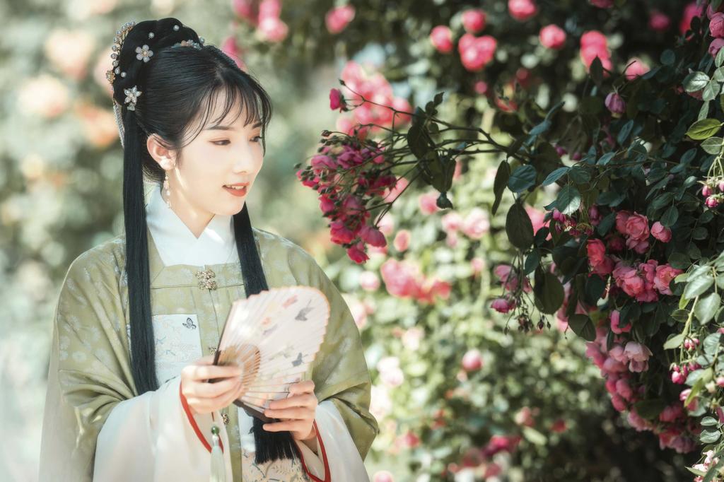 撑着油纸伞的汉服美女户外写真