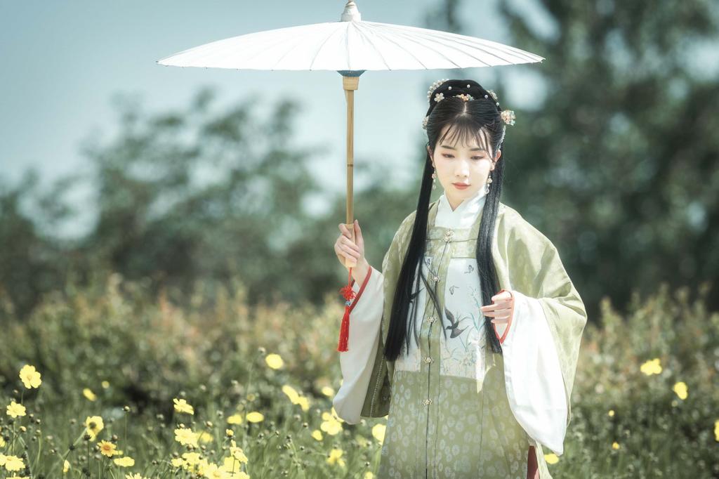 撑着油纸伞的汉服美女户外写真