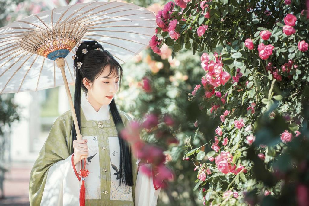 撑着油纸伞的汉服美女户外写真