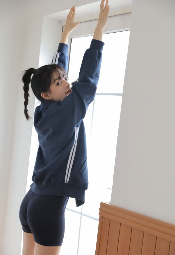 运动服美女白皙大长腿精选图片