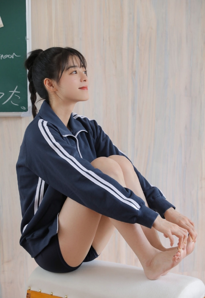 运动服美女白皙大长腿精选图片