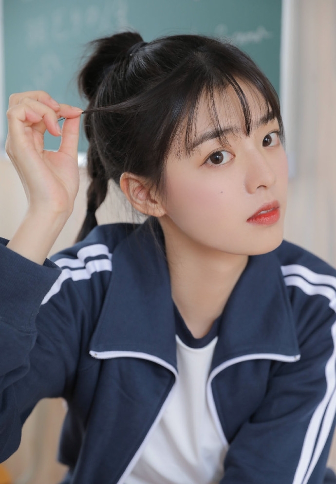 运动服美女白皙大长腿精选图片