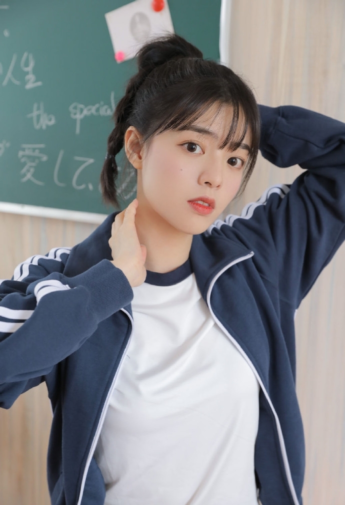 运动服美女白皙大长腿精选图片