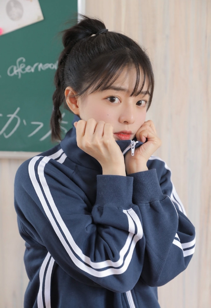 运动服美女白皙大长腿精选图片