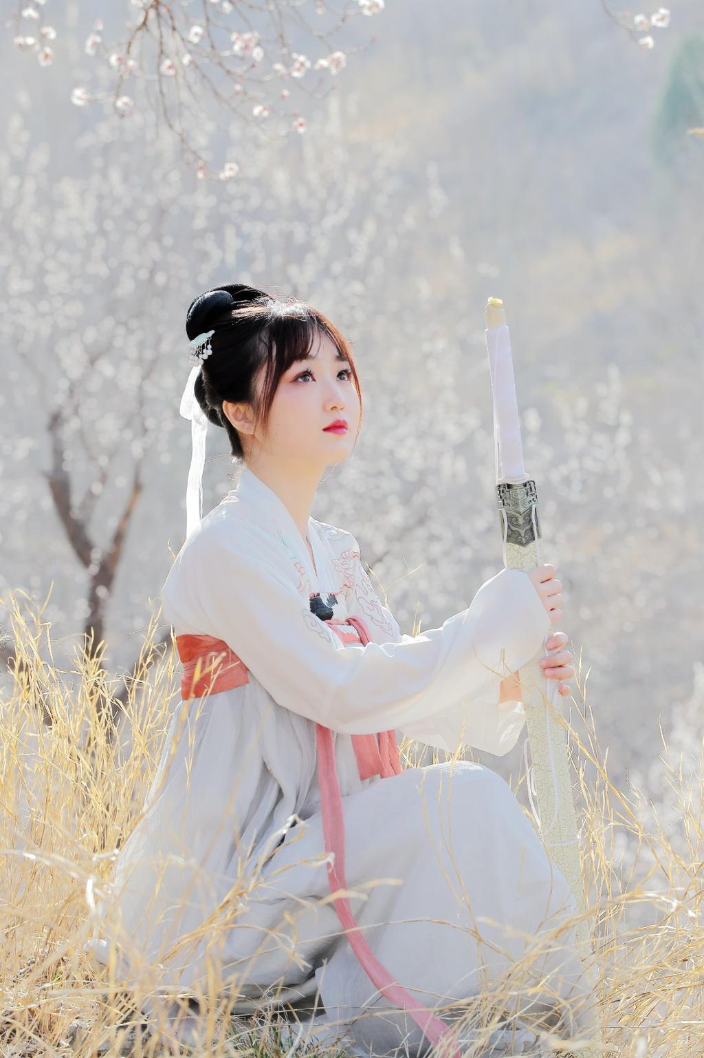 桃花树下汉服美女唯美古风摄影