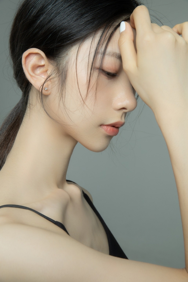 苗条美女吊带黑裙白嫩肌肤写真