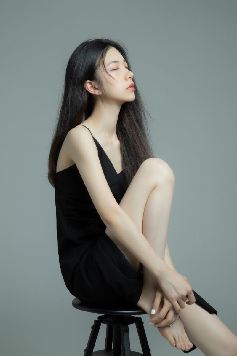 苗条美女吊带黑裙白嫩肌肤写真