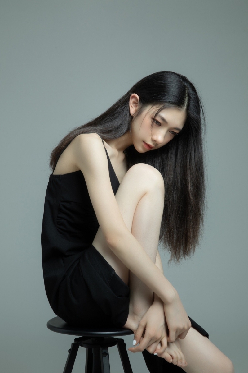 苗条美女吊带黑裙白嫩肌肤写真