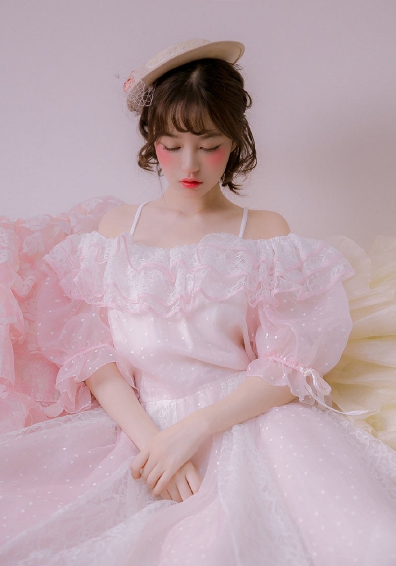 粉嫩小妹漂亮脸蛋白里透红写真