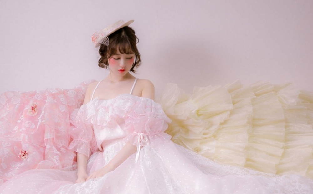 粉嫩小妹漂亮脸蛋白里透红写真