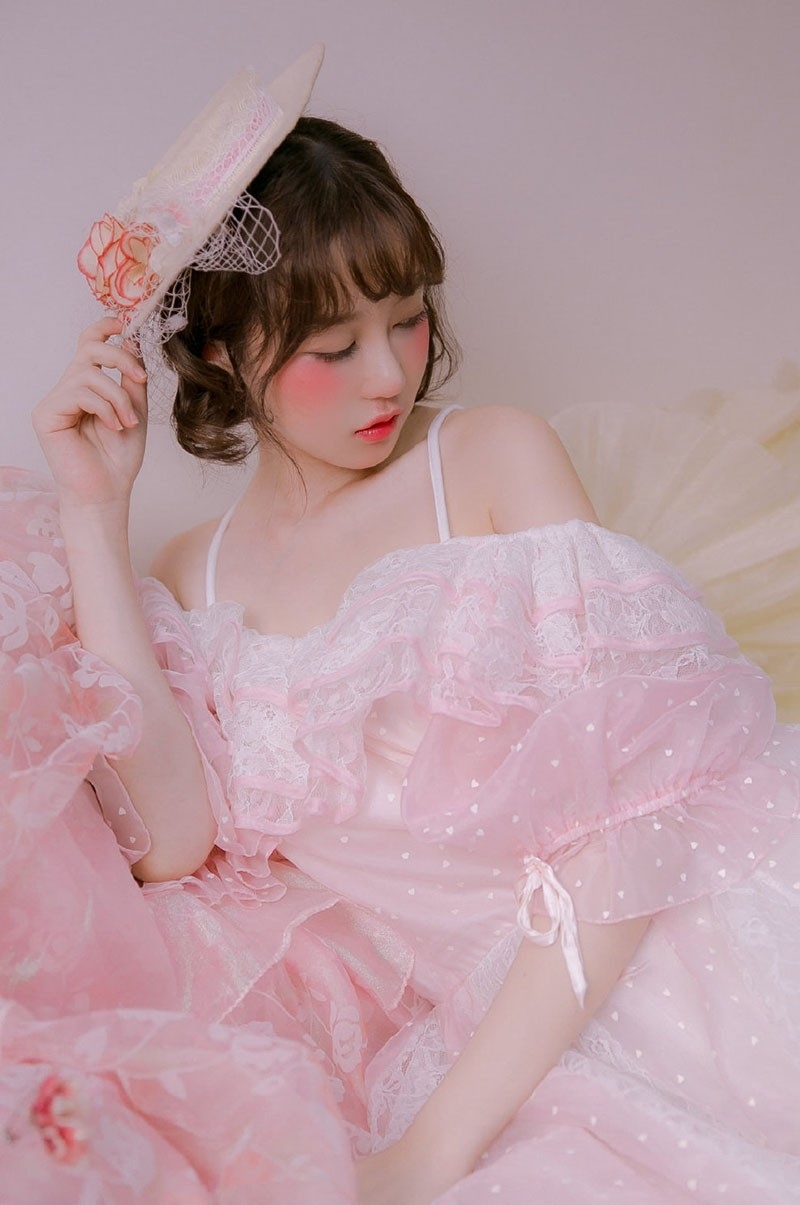 粉嫩小妹漂亮脸蛋白里透红写真