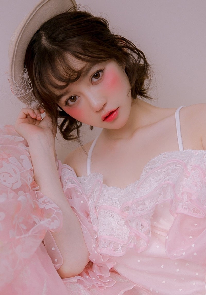 粉嫩小妹漂亮脸蛋白里透红写真