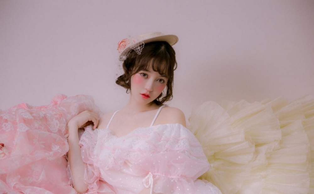 粉嫩小妹漂亮脸蛋白里透红写真