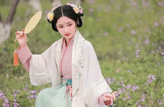 汉服美女翩翩起舞婀娜多姿写真