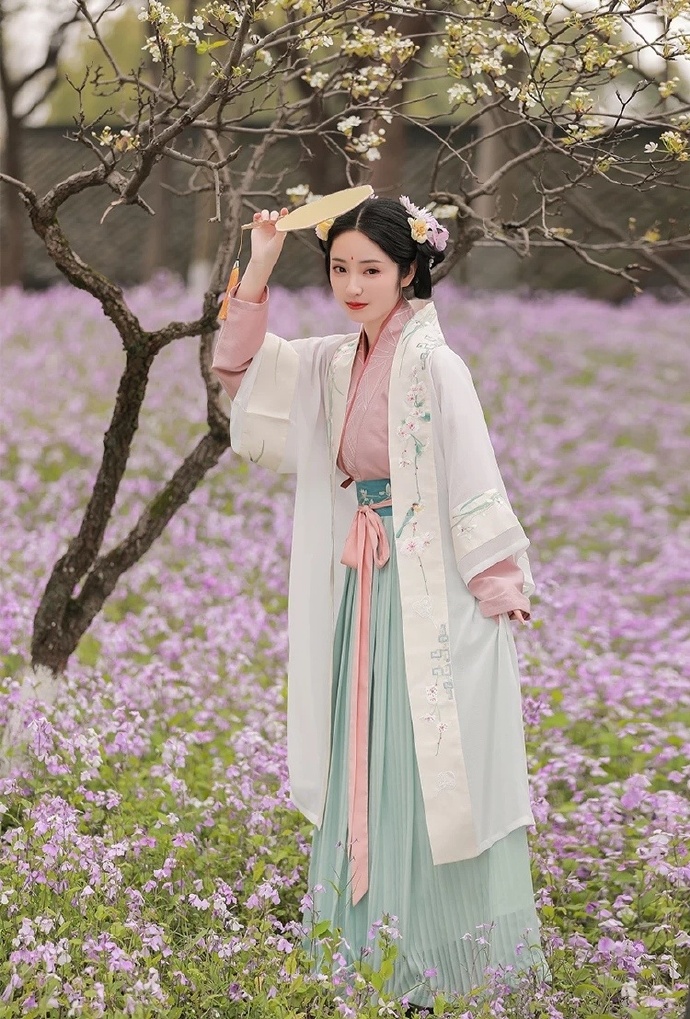 汉服美女翩翩起舞婀娜多姿写真