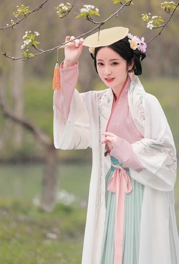 汉服美女翩翩起舞婀娜多姿写真