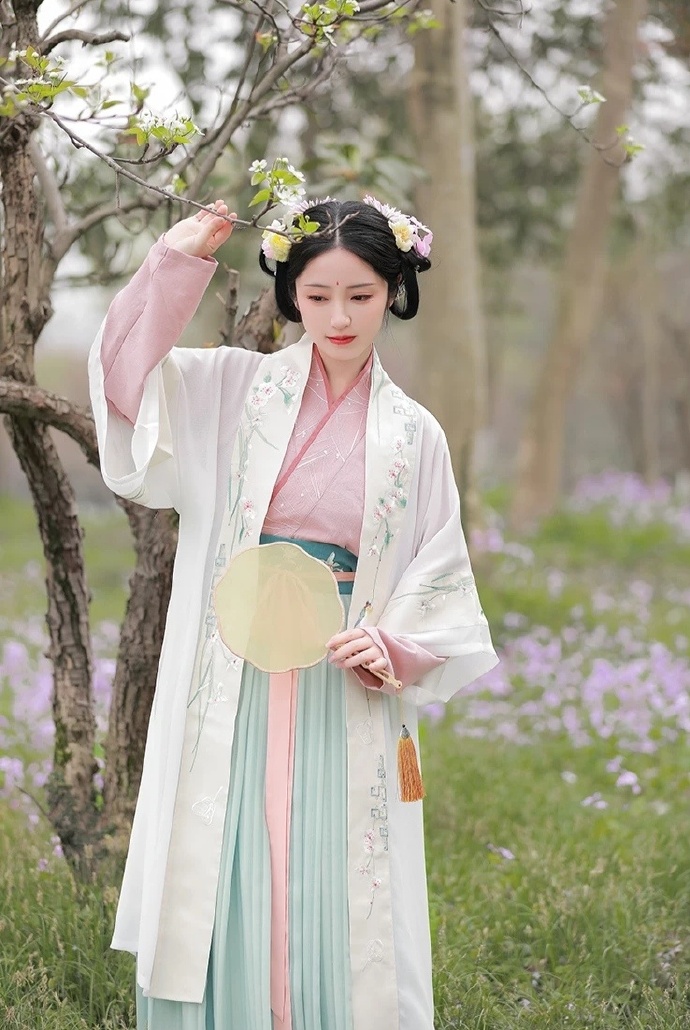 汉服美女翩翩起舞婀娜多姿写真