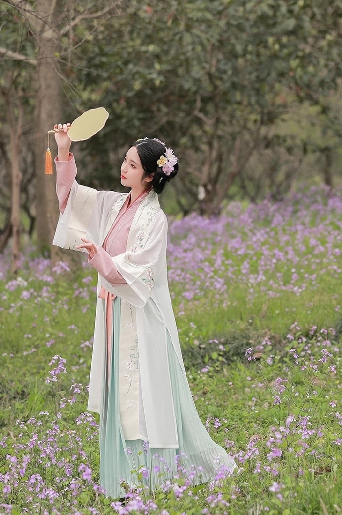 汉服美女翩翩起舞婀娜多姿写真