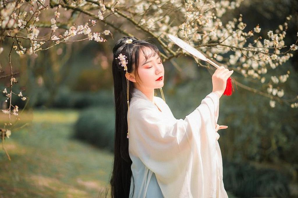 长发及腰汉服美女人比花娇美图