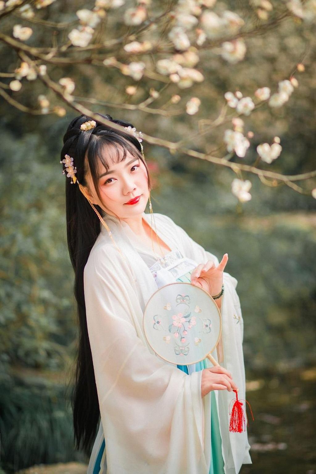 长发及腰汉服美女人比花娇美图