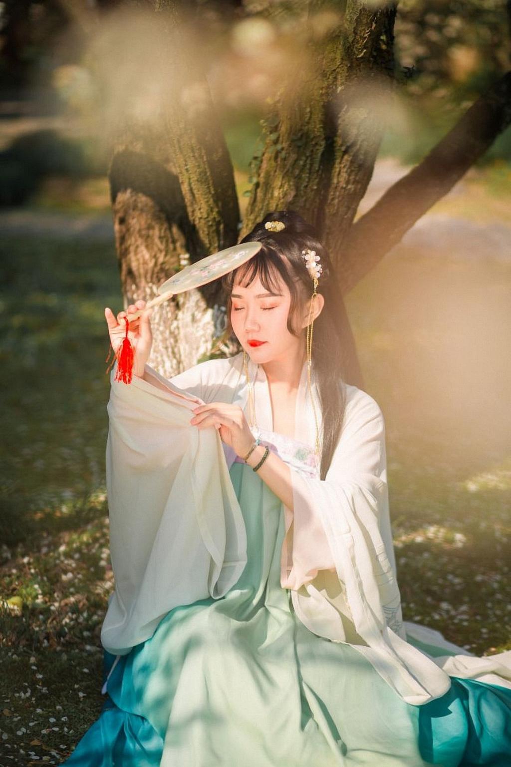 长发及腰汉服美女人比花娇美图