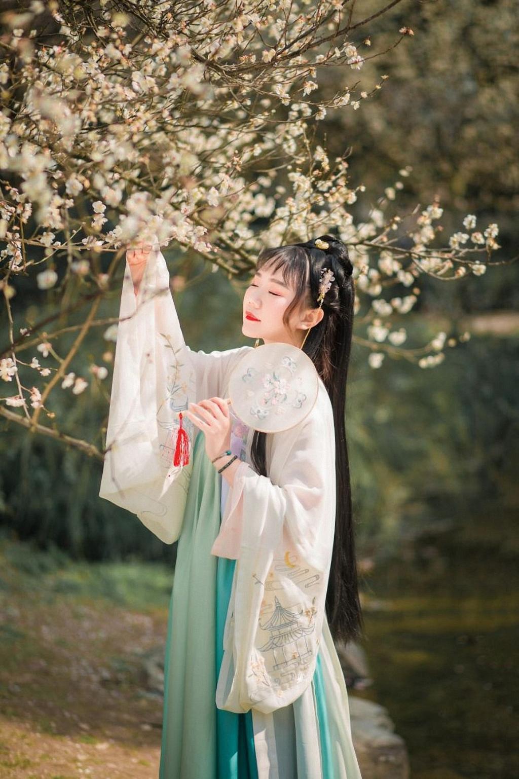 长发及腰汉服美女人比花娇美图