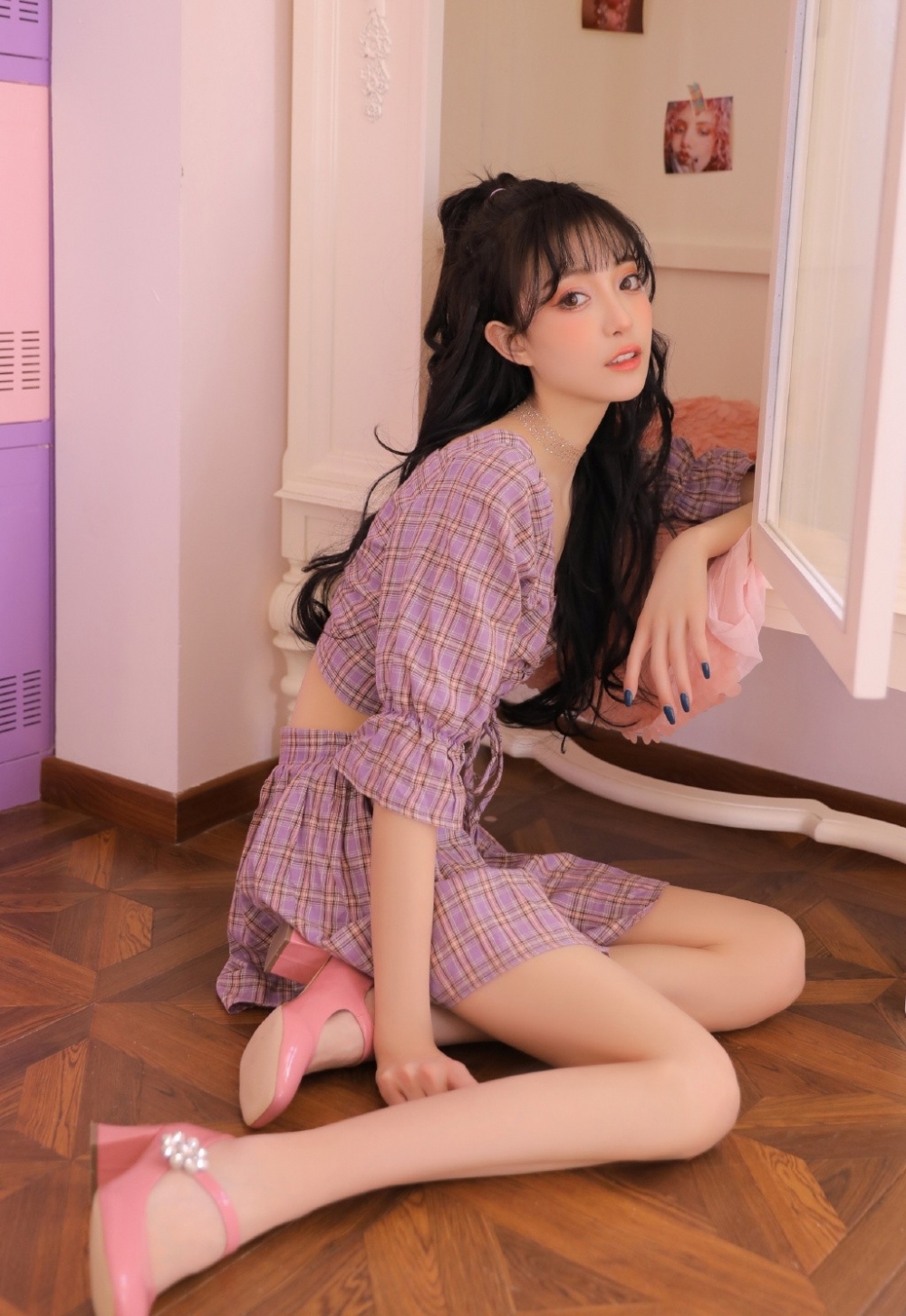 漂亮美眉小蛮腰大长腿私房写真