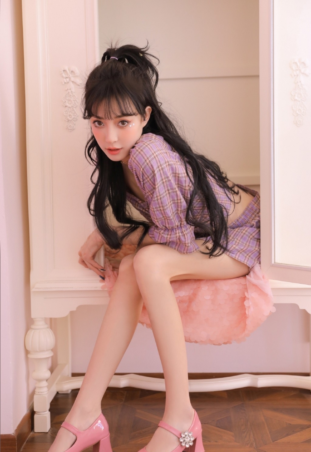 漂亮美眉小蛮腰大长腿私房写真