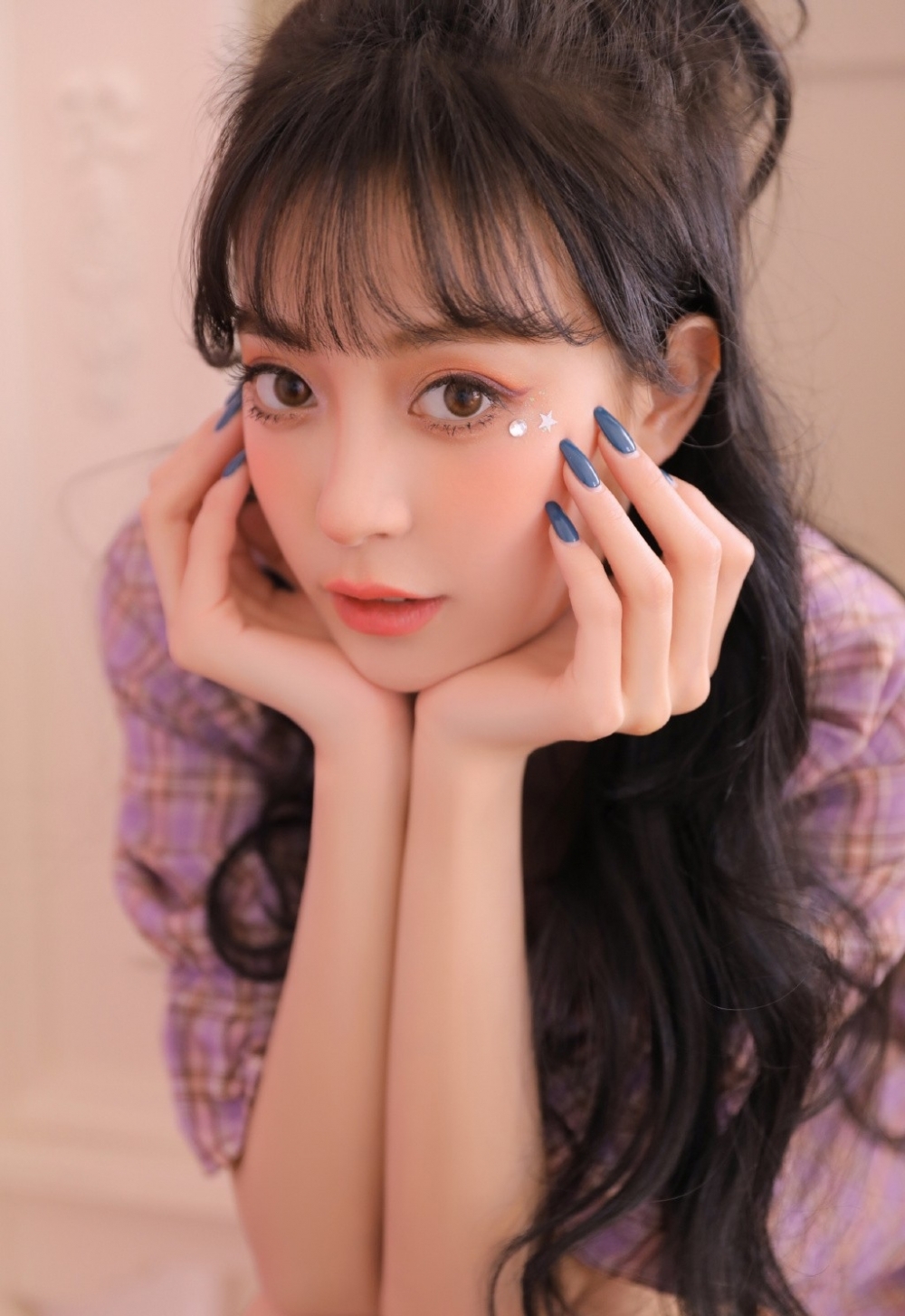 漂亮美眉小蛮腰大长腿私房写真