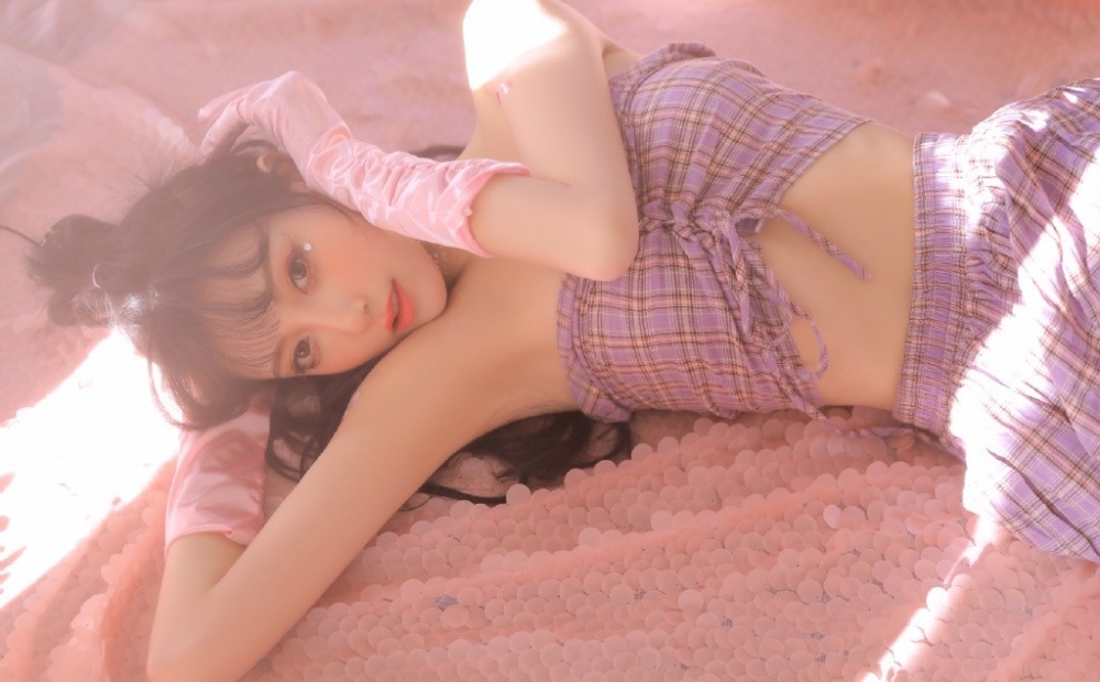 漂亮美眉小蛮腰大长腿私房写真