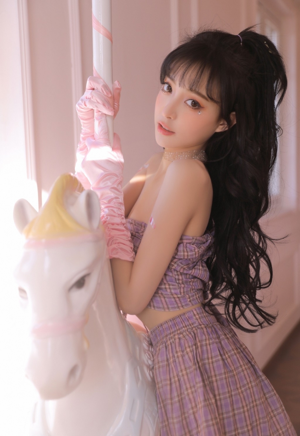 漂亮美眉小蛮腰大长腿私房写真