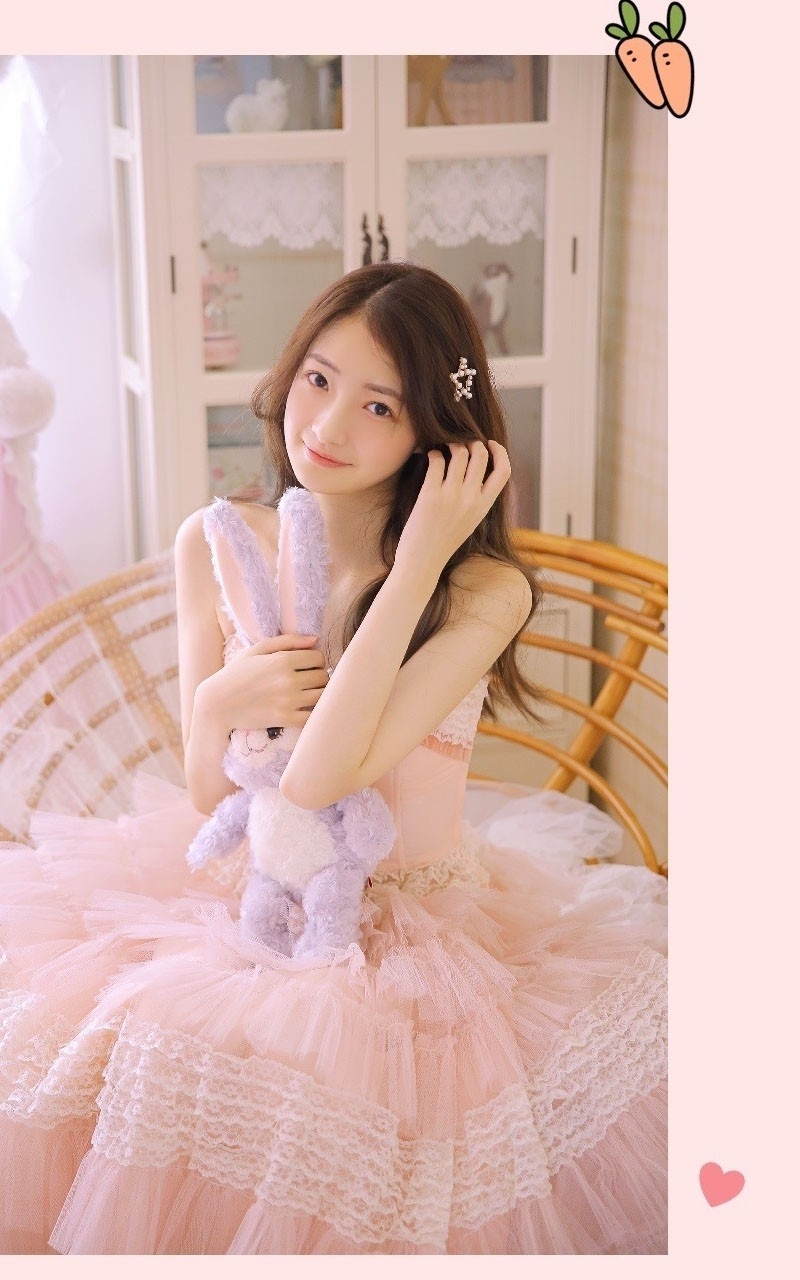 卷发美女粉色纱裙香肩锁骨写真