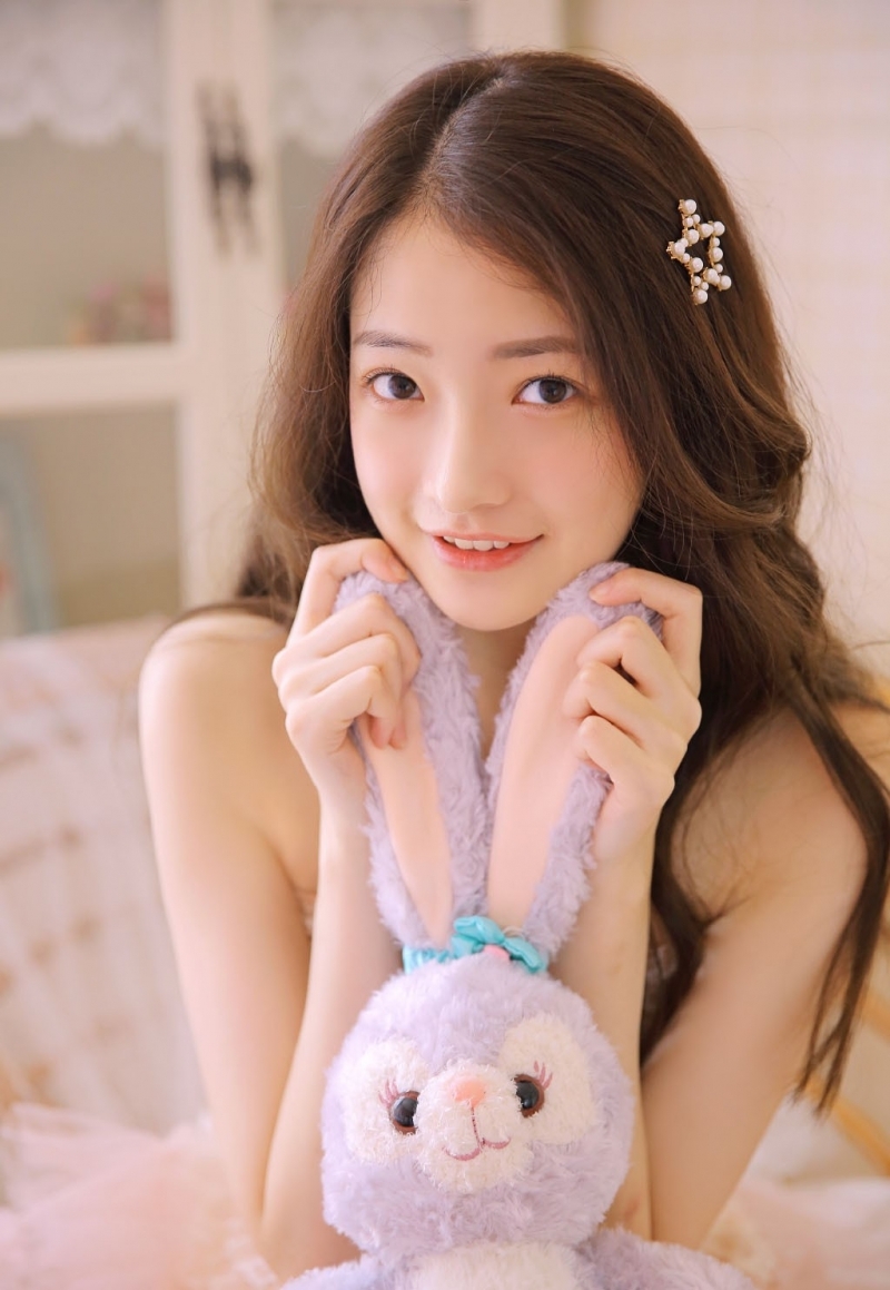 卷发美女粉色纱裙香肩锁骨写真