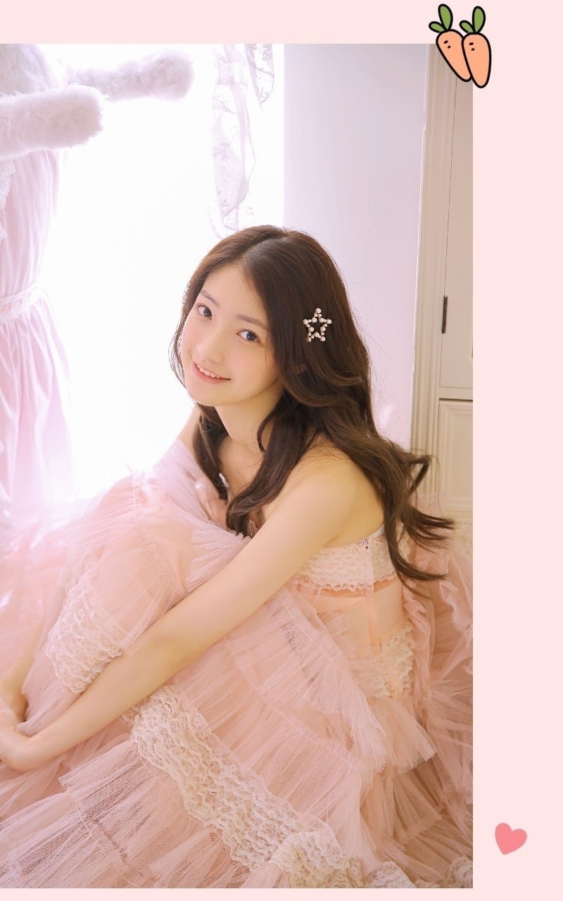 卷发美女粉色纱裙香肩锁骨写真