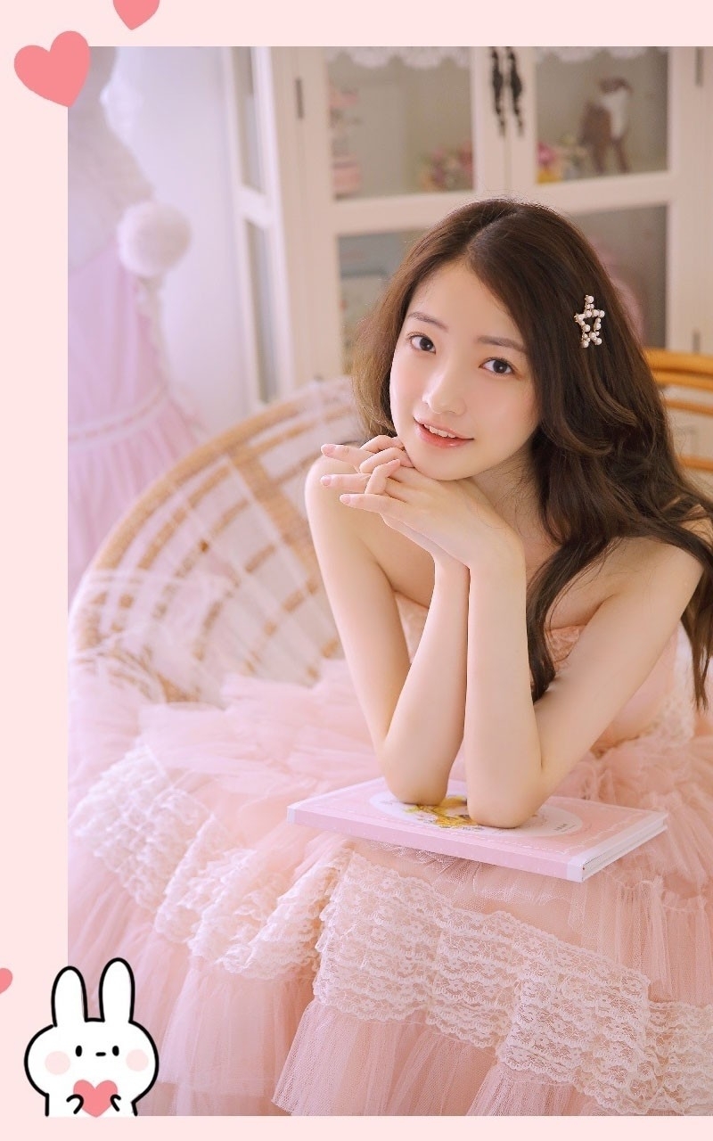 卷发美女粉色纱裙香肩锁骨写真