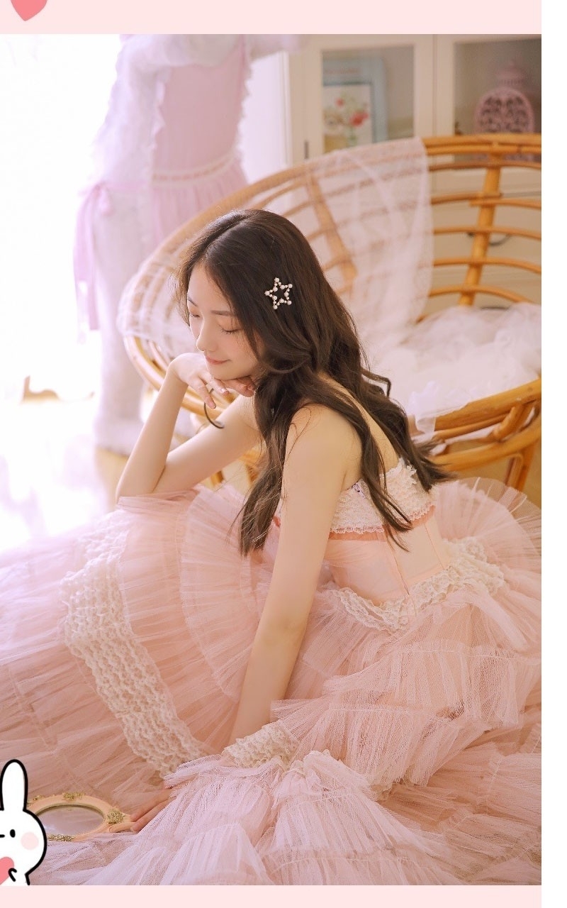 卷发美女粉色纱裙香肩锁骨写真