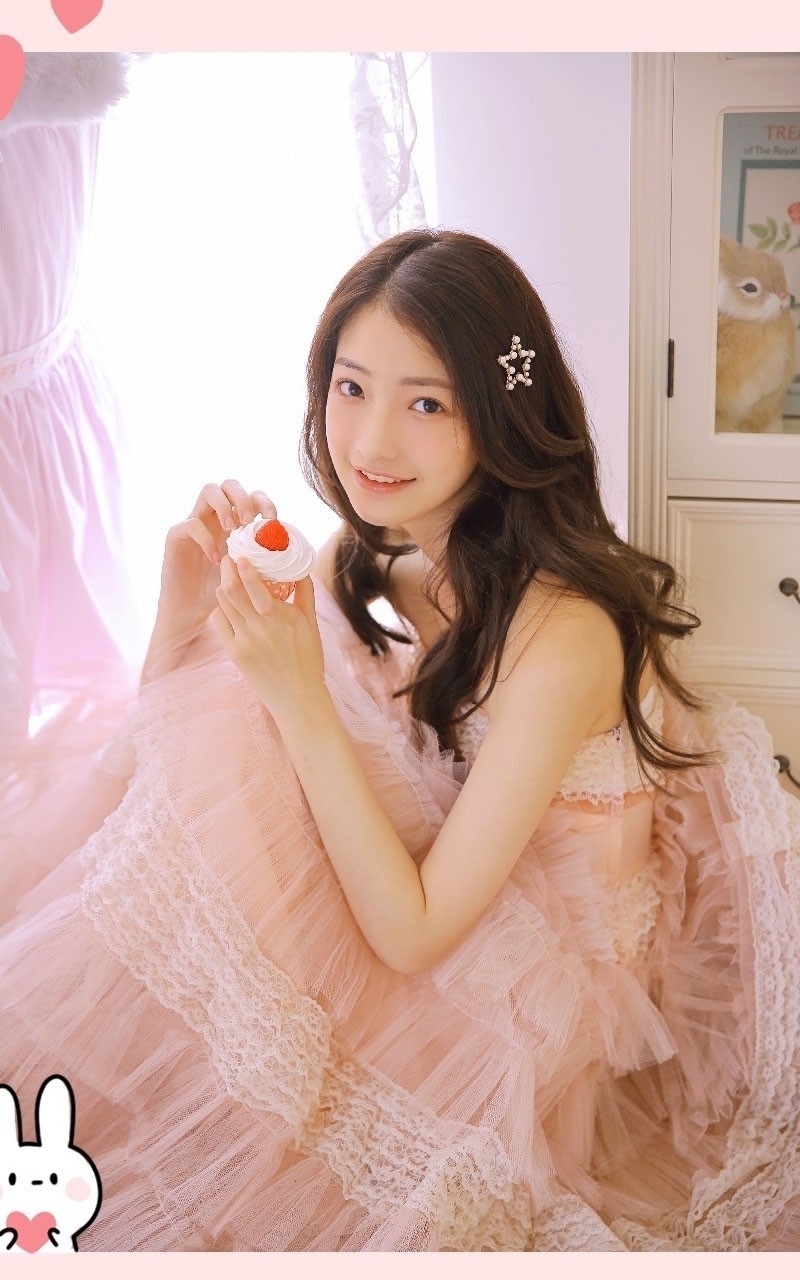 卷发美女粉色纱裙香肩锁骨写真