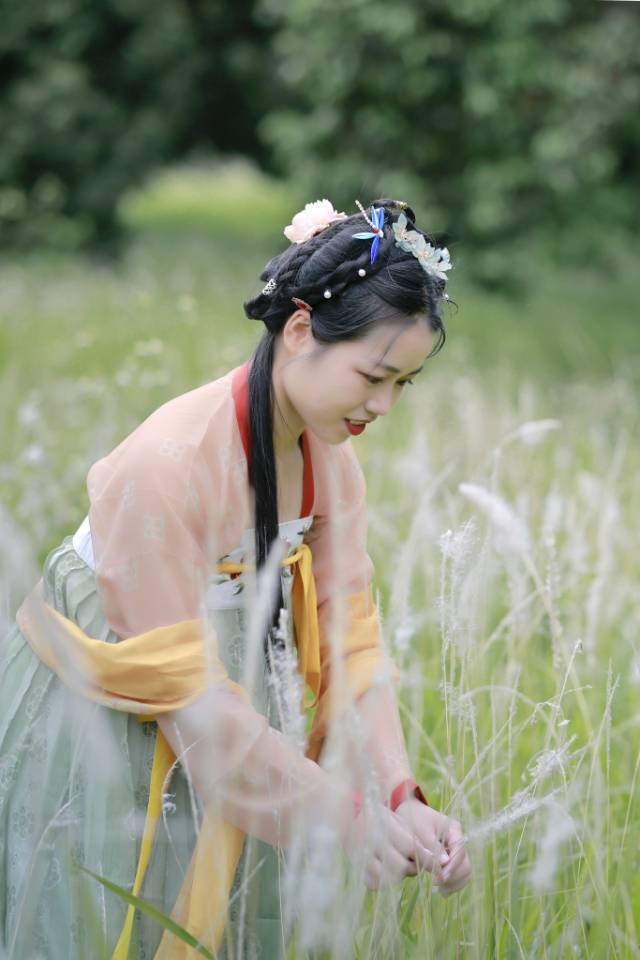 古装美女漫步庭院悠然自得写真