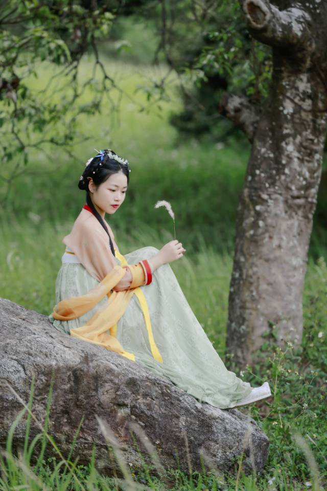 古装美女漫步庭院悠然自得写真